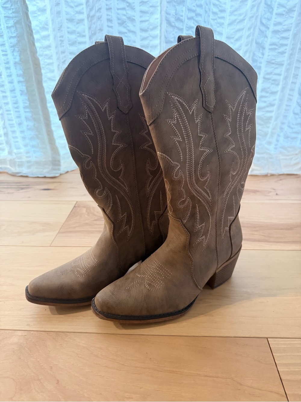IUV Classic Women's Brown Western Cowboy Boots - worn once. Size 5.